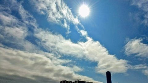 清澈又隱秘的哲思――北島〈無題（我看不見……）〉鑑賞