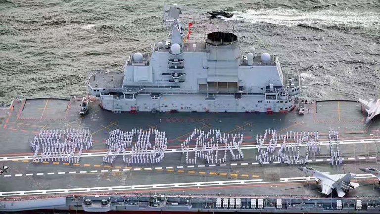 在維多利亞港遭遇航天母艦
