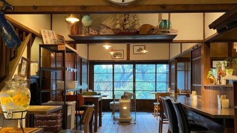 在咖啡館裏構思一首詩、打開窗戶