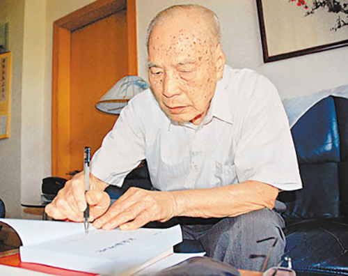 有這樣一位文學前輩，你當不懈努力——緬懷作聯創會會長曾敏之先生