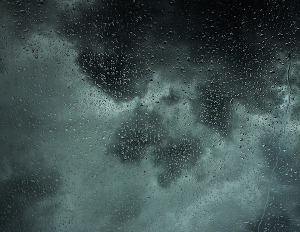 苦雨，借馮夢龍「屋漏偏逢連夜雨」句 、貓眠